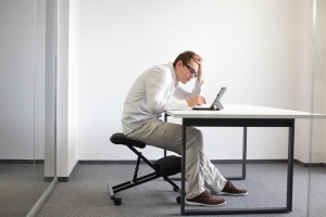 Top 5 Tác hại của ngồi sai tư thế khi làm việc – ngồi cong lưng