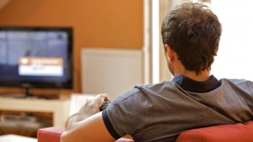 Top 9 Tác hại của việc xem TV quá nhiều đối với sức khỏe bạn nên biết